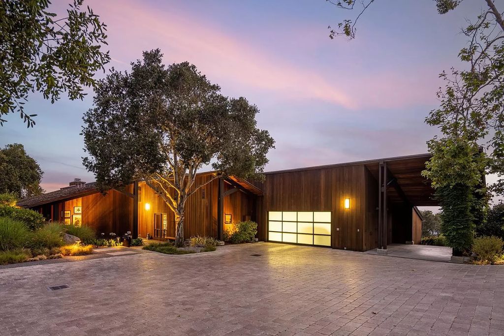 The Home in Carmel Valley, a modern compound designed by David Allen Smith with organic materials throughout, massive glass windows, and a voluminous interior is now available for sale. This home located at 49 Encina Dr, Carmel Valley, California