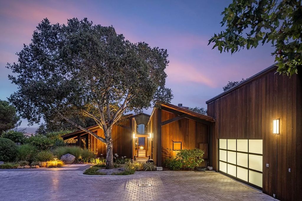 The Home in Carmel Valley, a modern compound designed by David Allen Smith with organic materials throughout, massive glass windows, and a voluminous interior is now available for sale. This home located at 49 Encina Dr, Carmel Valley, California