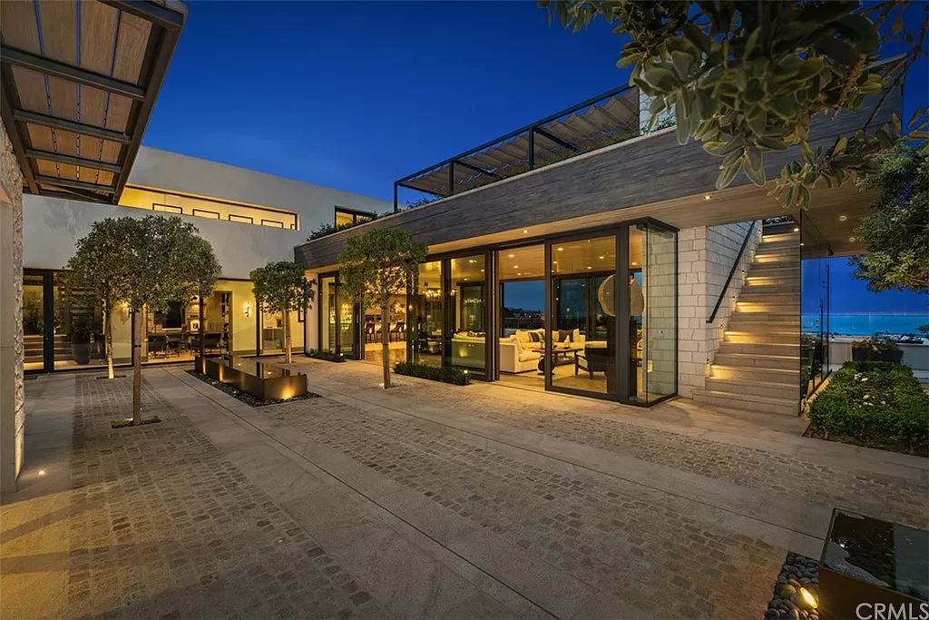 The Home in Dana Point, a contemporary masterpiece behind the guarded gates of The Strand at Headlands has a gorgeous backyard with panoramic Pacific views is now available for sale. This home located at 5 Pacific Ridge Pl, Dana Point, California