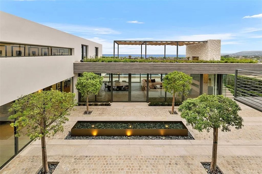 The Home in Dana Point, a contemporary masterpiece behind the guarded gates of The Strand at Headlands has a gorgeous backyard with panoramic Pacific views is now available for sale. This home located at 5 Pacific Ridge Pl, Dana Point, California