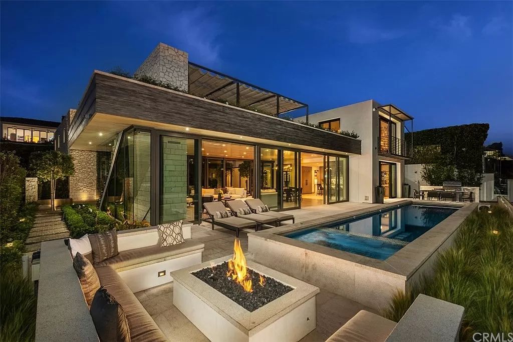 The Home in Dana Point, a contemporary masterpiece behind the guarded gates of The Strand at Headlands has a gorgeous backyard with panoramic Pacific views is now available for sale. This home located at 5 Pacific Ridge Pl, Dana Point, California