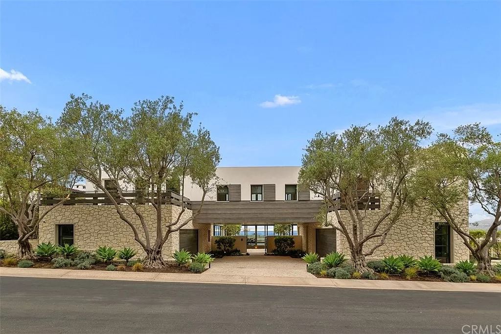 The Home in Dana Point, a contemporary masterpiece behind the guarded gates of The Strand at Headlands has a gorgeous backyard with panoramic Pacific views is now available for sale. This home located at 5 Pacific Ridge Pl, Dana Point, California