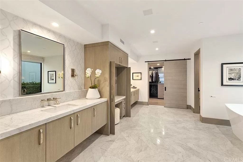 The Home in Dana Point, a contemporary masterpiece behind the guarded gates of The Strand at Headlands has a gorgeous backyard with panoramic Pacific views is now available for sale. This home located at 5 Pacific Ridge Pl, Dana Point, California