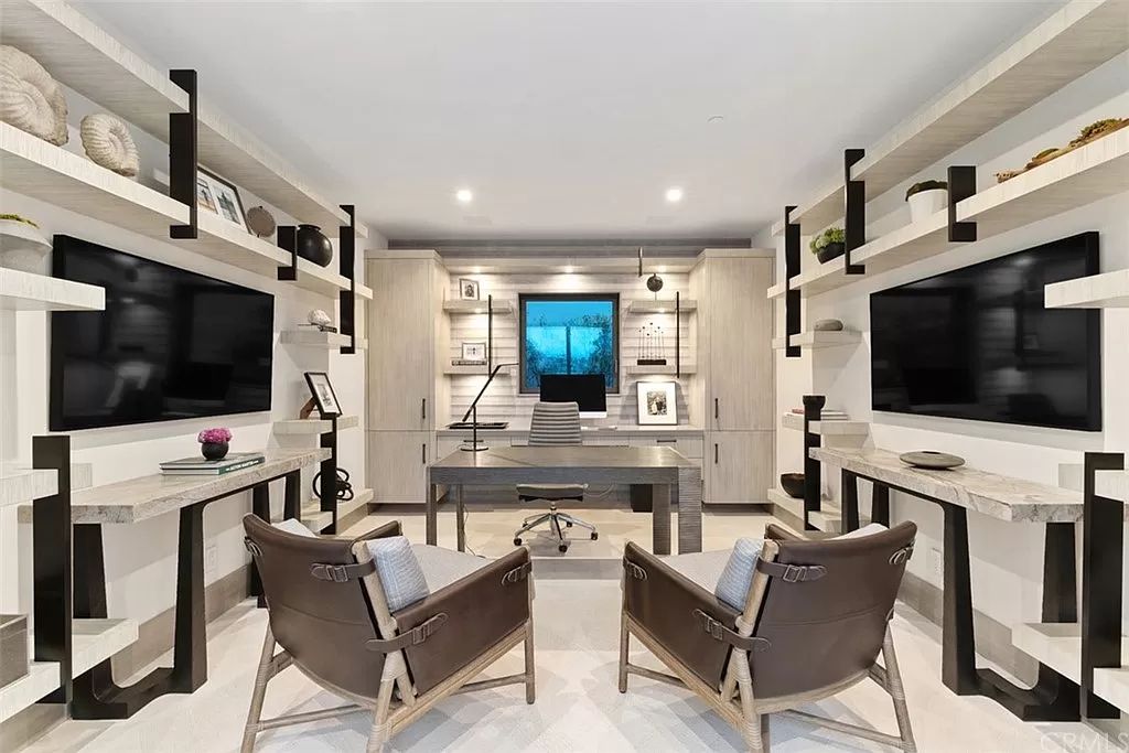 The Home in Dana Point, a contemporary masterpiece behind the guarded gates of The Strand at Headlands has a gorgeous backyard with panoramic Pacific views is now available for sale. This home located at 5 Pacific Ridge Pl, Dana Point, California