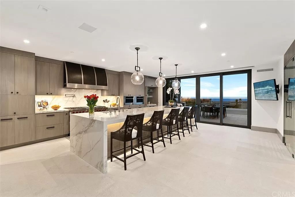 The Home in Dana Point, a contemporary masterpiece behind the guarded gates of The Strand at Headlands has a gorgeous backyard with panoramic Pacific views is now available for sale. This home located at 5 Pacific Ridge Pl, Dana Point, California