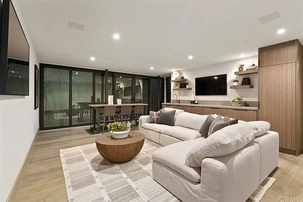The Home in Dana Point, a contemporary masterpiece behind the guarded gates of The Strand at Headlands has a gorgeous backyard with panoramic Pacific views is now available for sale. This home located at 5 Pacific Ridge Pl, Dana Point, California