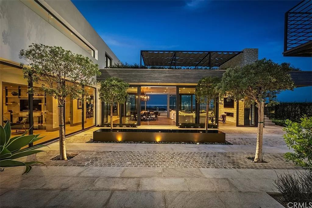 The Home in Dana Point, a contemporary masterpiece behind the guarded gates of The Strand at Headlands has a gorgeous backyard with panoramic Pacific views is now available for sale. This home located at 5 Pacific Ridge Pl, Dana Point, California