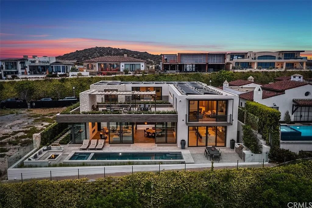 The Home in Dana Point, a contemporary masterpiece behind the guarded gates of The Strand at Headlands has a gorgeous backyard with panoramic Pacific views is now available for sale. This home located at 5 Pacific Ridge Pl, Dana Point, California