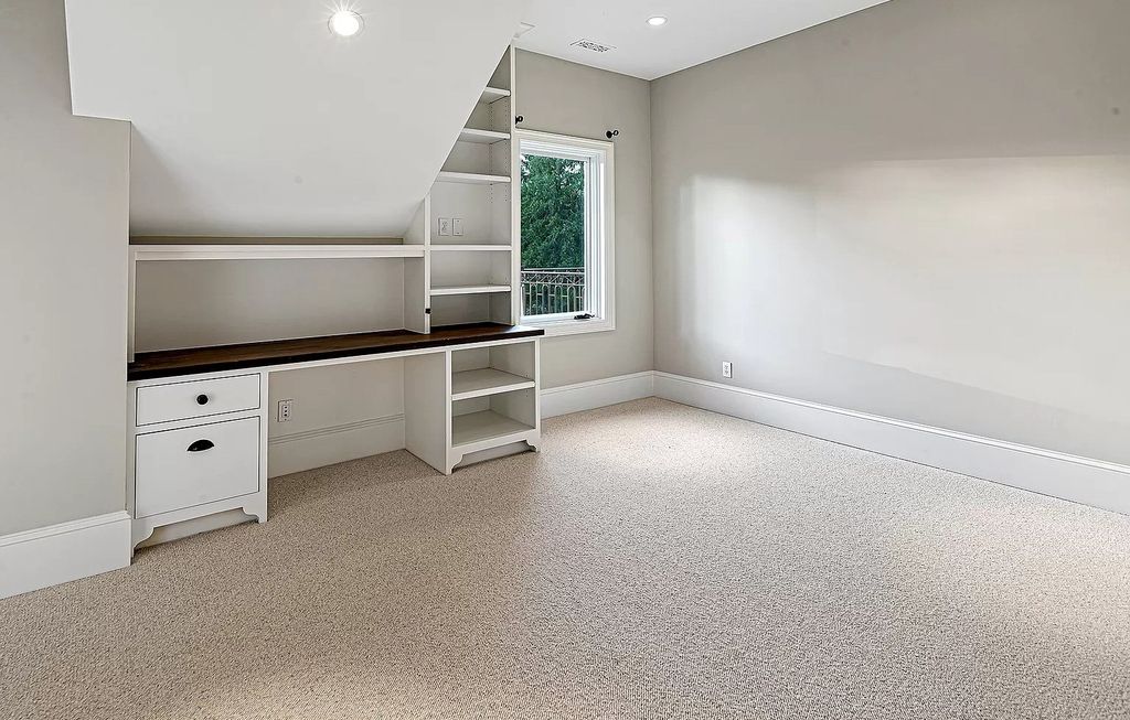 The Estate in Lake Oswego is a luxurious home where every feature and finish is made to perfection now available for sale. This home located at 929 Cumberland Rd, Lake Oswego, Oregon; offering 05 bedrooms and 07 bathrooms with 5,095 square feet of living spaces.