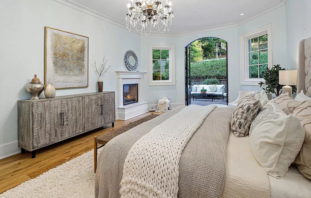 The Estate in Lake Oswego is a luxurious home where every feature and finish is made to perfection now available for sale. This home located at 929 Cumberland Rd, Lake Oswego, Oregon; offering 05 bedrooms and 07 bathrooms with 5,095 square feet of living spaces.