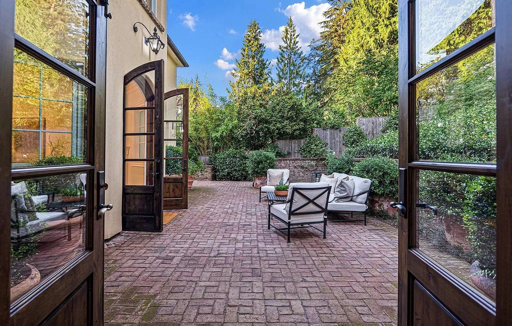 The Estate in Lake Oswego is a luxurious home where every feature and finish is made to perfection now available for sale. This home located at 929 Cumberland Rd, Lake Oswego, Oregon; offering 05 bedrooms and 07 bathrooms with 5,095 square feet of living spaces.