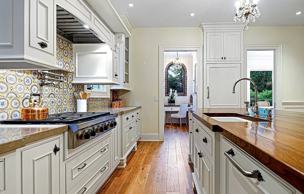 The Estate in Lake Oswego is a luxurious home where every feature and finish is made to perfection now available for sale. This home located at 929 Cumberland Rd, Lake Oswego, Oregon; offering 05 bedrooms and 07 bathrooms with 5,095 square feet of living spaces.