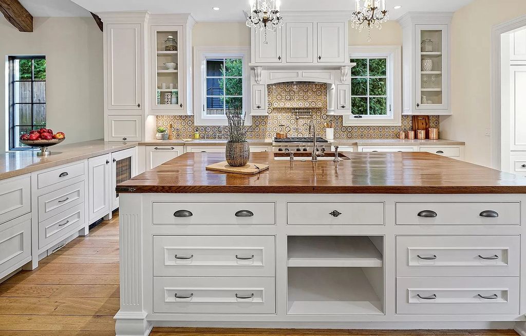 The Estate in Lake Oswego is a luxurious home where every feature and finish is made to perfection now available for sale. This home located at 929 Cumberland Rd, Lake Oswego, Oregon; offering 05 bedrooms and 07 bathrooms with 5,095 square feet of living spaces.