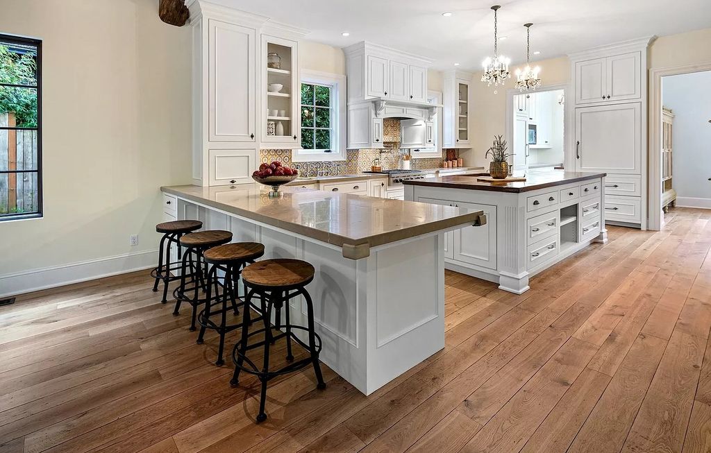 The Estate in Lake Oswego is a luxurious home where every feature and finish is made to perfection now available for sale. This home located at 929 Cumberland Rd, Lake Oswego, Oregon; offering 05 bedrooms and 07 bathrooms with 5,095 square feet of living spaces.