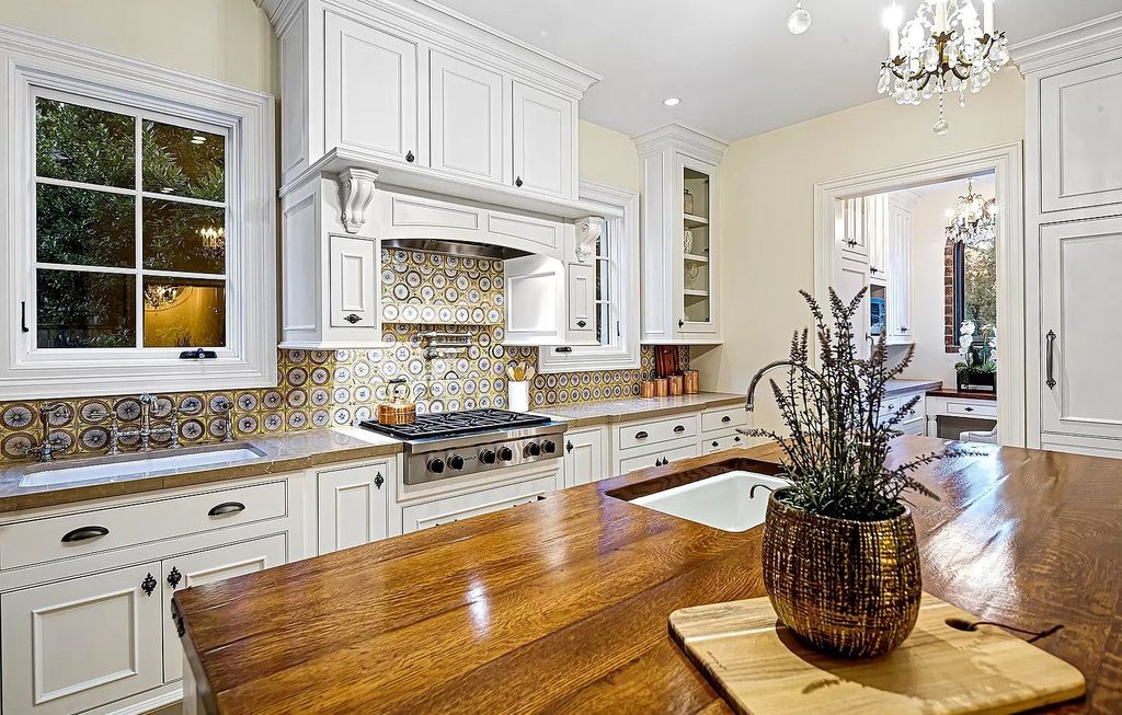 The Estate in Lake Oswego is a luxurious home where every feature and finish is made to perfection now available for sale. This home located at 929 Cumberland Rd, Lake Oswego, Oregon; offering 05 bedrooms and 07 bathrooms with 5,095 square feet of living spaces.