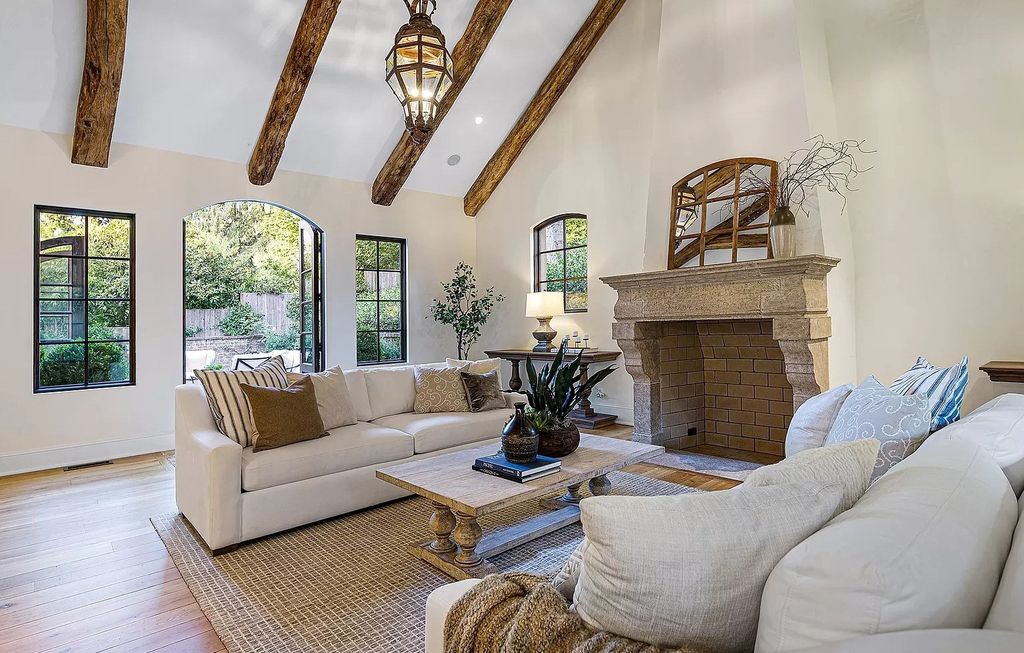 The Estate in Lake Oswego is a luxurious home where every feature and finish is made to perfection now available for sale. This home located at 929 Cumberland Rd, Lake Oswego, Oregon; offering 05 bedrooms and 07 bathrooms with 5,095 square feet of living spaces.