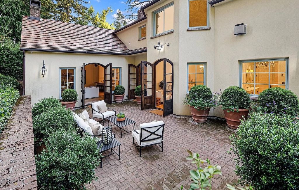 The Estate in Lake Oswego is a luxurious home where every feature and finish is made to perfection now available for sale. This home located at 929 Cumberland Rd, Lake Oswego, Oregon; offering 05 bedrooms and 07 bathrooms with 5,095 square feet of living spaces.