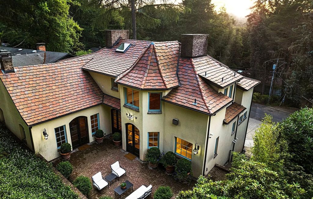 The Estate in Lake Oswego is a luxurious home where every feature and finish is made to perfection now available for sale. This home located at 929 Cumberland Rd, Lake Oswego, Oregon; offering 05 bedrooms and 07 bathrooms with 5,095 square feet of living spaces.