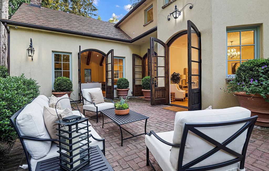 The Estate in Lake Oswego is a luxurious home where every feature and finish is made to perfection now available for sale. This home located at 929 Cumberland Rd, Lake Oswego, Oregon; offering 05 bedrooms and 07 bathrooms with 5,095 square feet of living spaces.