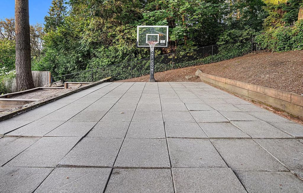 The Estate in Lake Oswego is a luxurious home where every feature and finish is made to perfection now available for sale. This home located at 929 Cumberland Rd, Lake Oswego, Oregon; offering 05 bedrooms and 07 bathrooms with 5,095 square feet of living spaces.