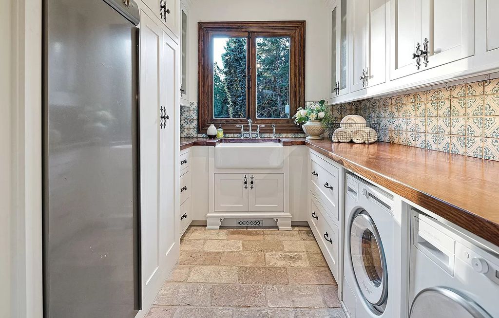 The Estate in Lake Oswego is a luxurious home where every feature and finish is made to perfection now available for sale. This home located at 929 Cumberland Rd, Lake Oswego, Oregon; offering 05 bedrooms and 07 bathrooms with 5,095 square feet of living spaces.