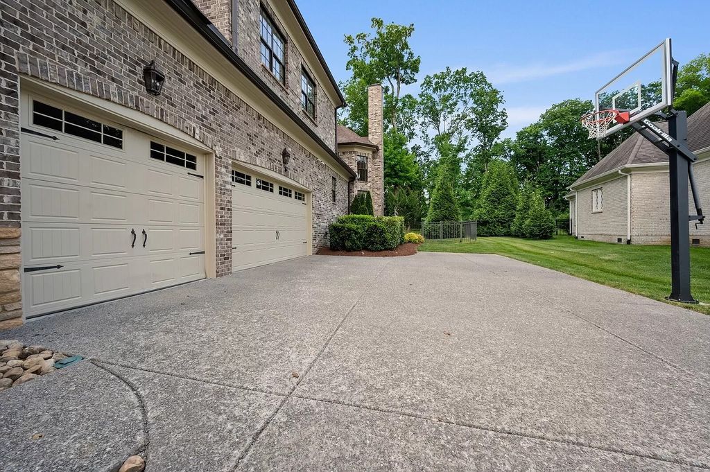 The Estate in Brentwood is a luxurious home located in an amazing location for a perfect entertaining now available for sale. This home located at 1810 Morgan Farms Way, Brentwood, Tennessee; offering 05 bedrooms and 06 bathrooms with 6,086 square feet of living spaces.