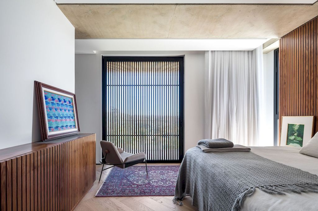 CRJ House with simple, horizontal design by Sum Architecture