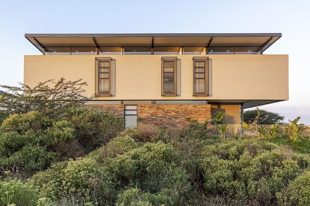 Fuchsia House with Contemporary Design by Metropole Architects