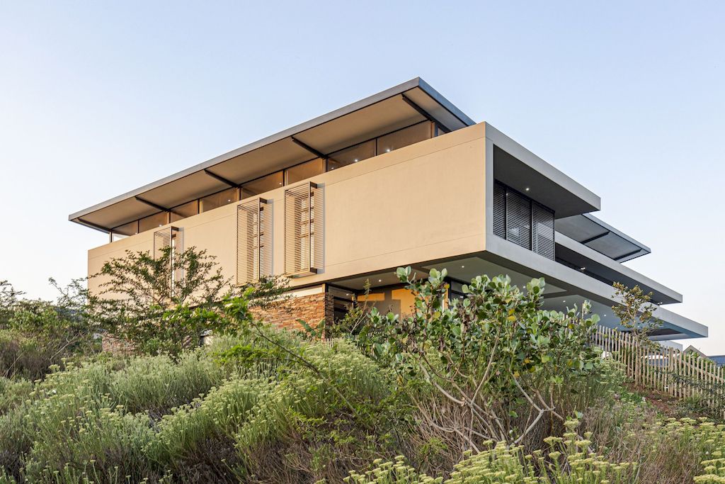 Fuchsia House with Contemporary Design by Metropole Architects