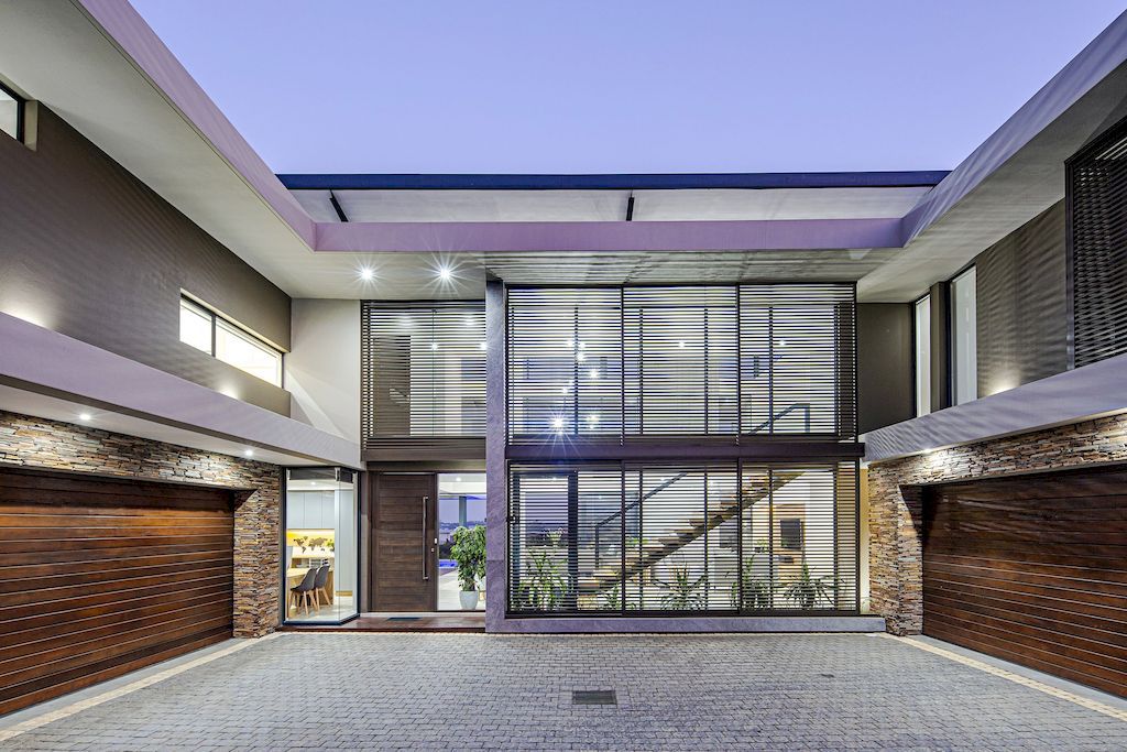 Fuchsia House with Contemporary Design by Metropole Architects