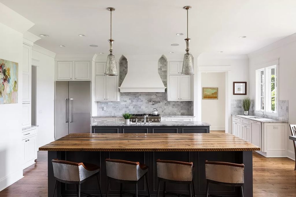 The Estate in Nashville features expansive living inclusive of chef’s kitchen, formal and informal entertainment spaces, now available for sale. This home located at 1609 Otter Creek Rd, Nashville, Tennessee