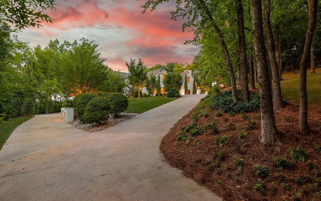 The Estate in Nashville features expansive living inclusive of chef’s kitchen, formal and informal entertainment spaces, now available for sale. This home located at 1609 Otter Creek Rd, Nashville, Tennessee