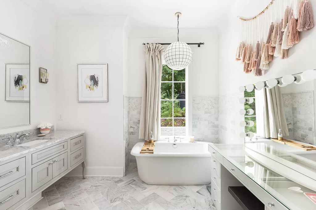 The Estate in Nashville features expansive living inclusive of chef’s kitchen, formal and informal entertainment spaces, now available for sale. This home located at 1609 Otter Creek Rd, Nashville, Tennessee