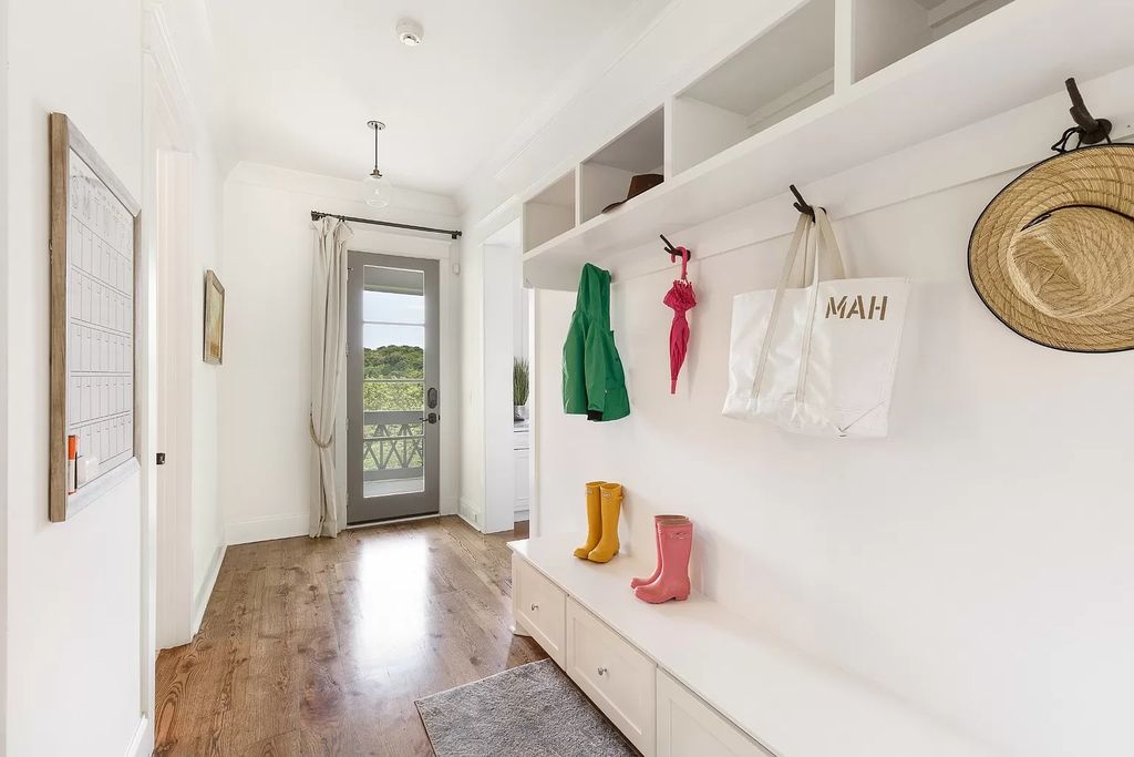 The Estate in Nashville features expansive living inclusive of chef’s kitchen, formal and informal entertainment spaces, now available for sale. This home located at 1609 Otter Creek Rd, Nashville, Tennessee