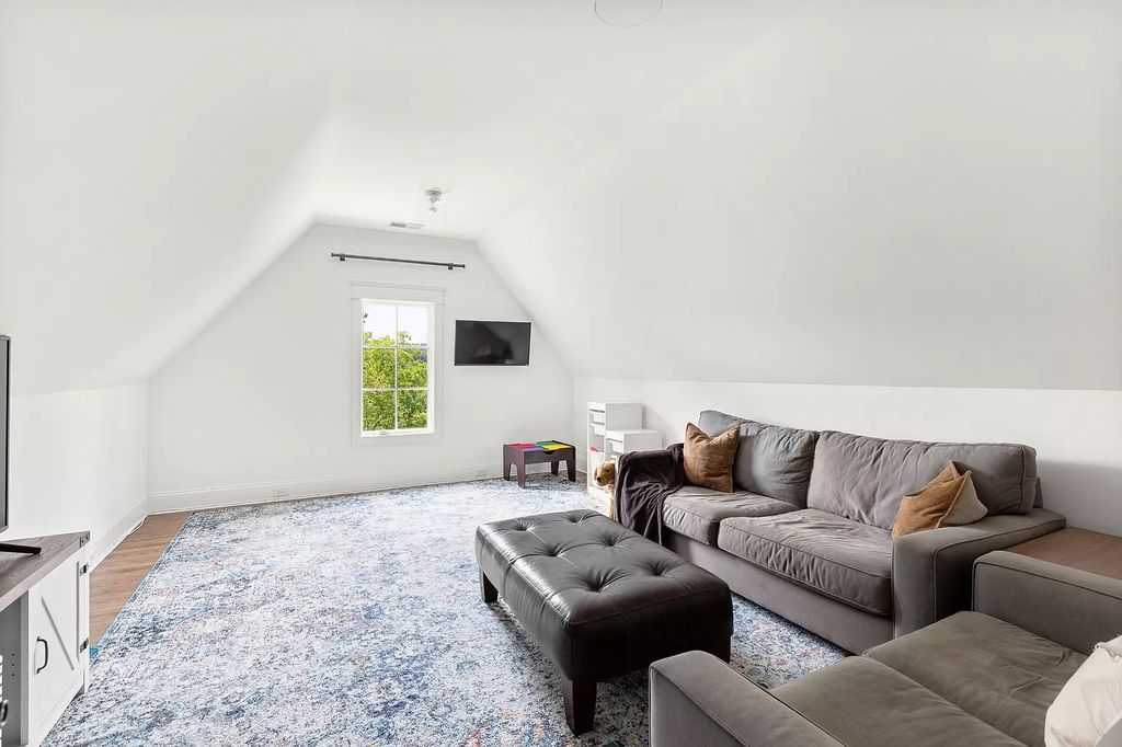 The Estate in Nashville features expansive living inclusive of chef’s kitchen, formal and informal entertainment spaces, now available for sale. This home located at 1609 Otter Creek Rd, Nashville, Tennessee