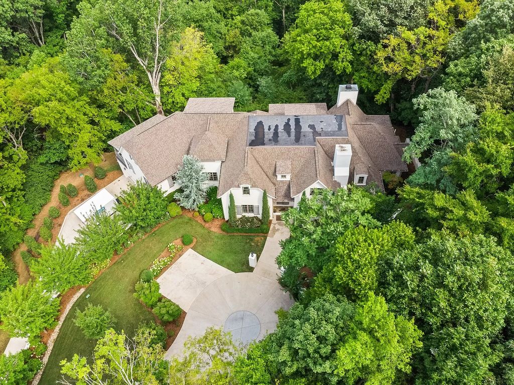 The Estate in Nashville features expansive living inclusive of chef’s kitchen, formal and informal entertainment spaces, now available for sale. This home located at 1609 Otter Creek Rd, Nashville, Tennessee