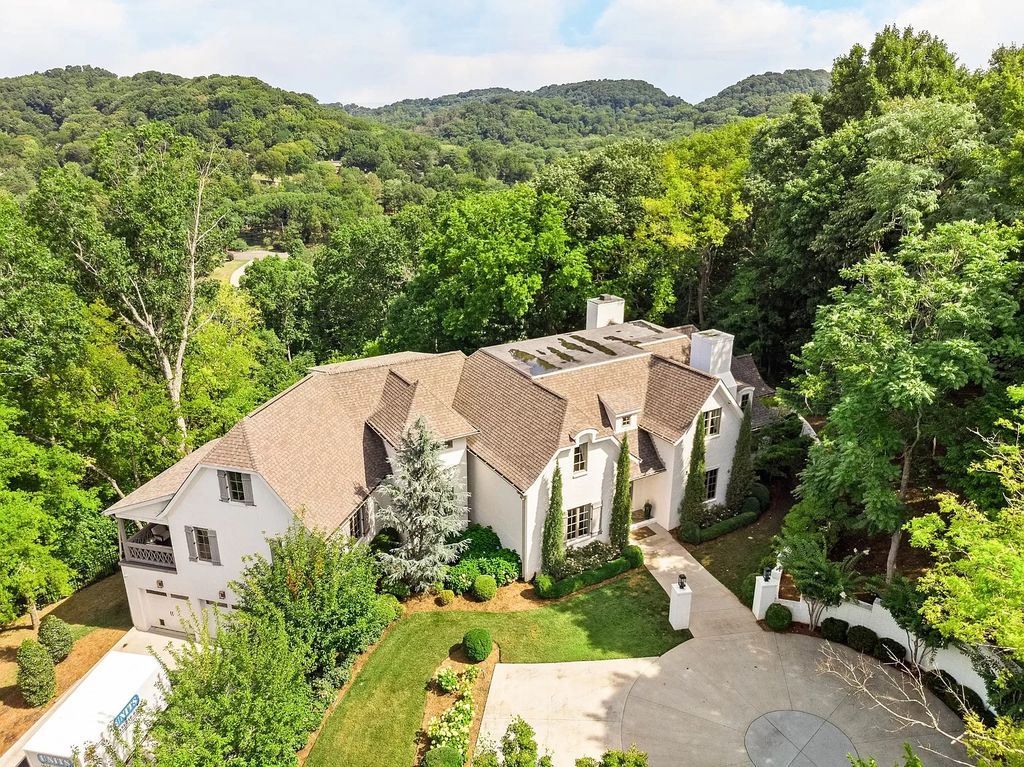The Estate in Nashville features expansive living inclusive of chef’s kitchen, formal and informal entertainment spaces, now available for sale. This home located at 1609 Otter Creek Rd, Nashville, Tennessee