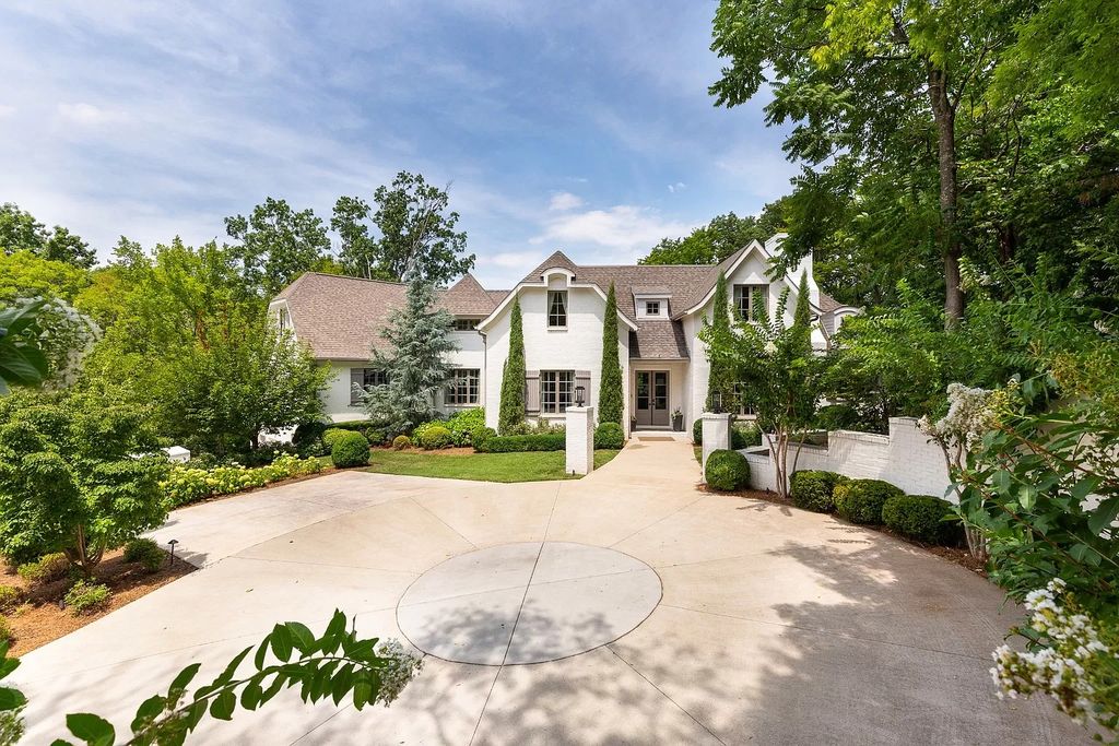 The Estate in Nashville features expansive living inclusive of chef’s kitchen, formal and informal entertainment spaces, now available for sale. This home located at 1609 Otter Creek Rd, Nashville, Tennessee