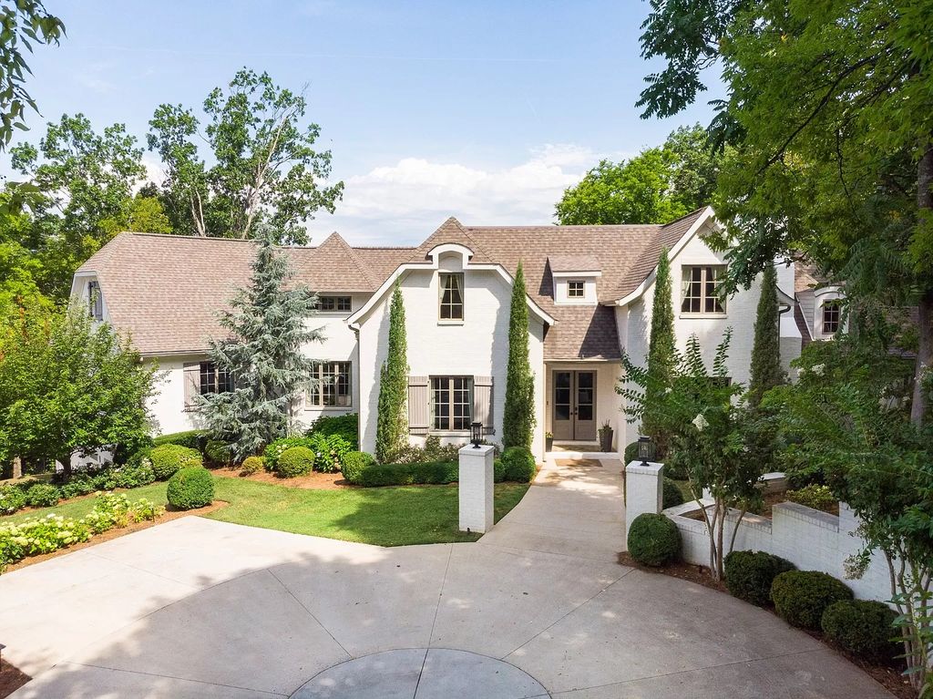 The Estate in Nashville features expansive living inclusive of chef’s kitchen, formal and informal entertainment spaces, now available for sale. This home located at 1609 Otter Creek Rd, Nashville, Tennessee