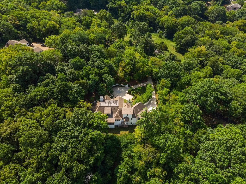 The Estate in Nashville features expansive living inclusive of chef’s kitchen, formal and informal entertainment spaces, now available for sale. This home located at 1609 Otter Creek Rd, Nashville, Tennessee
