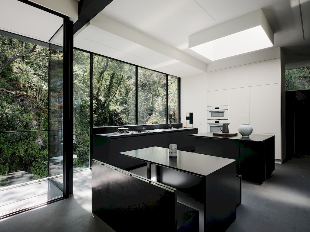 Suspension house with classic modern aesthetic by Fougeron Architecture 10