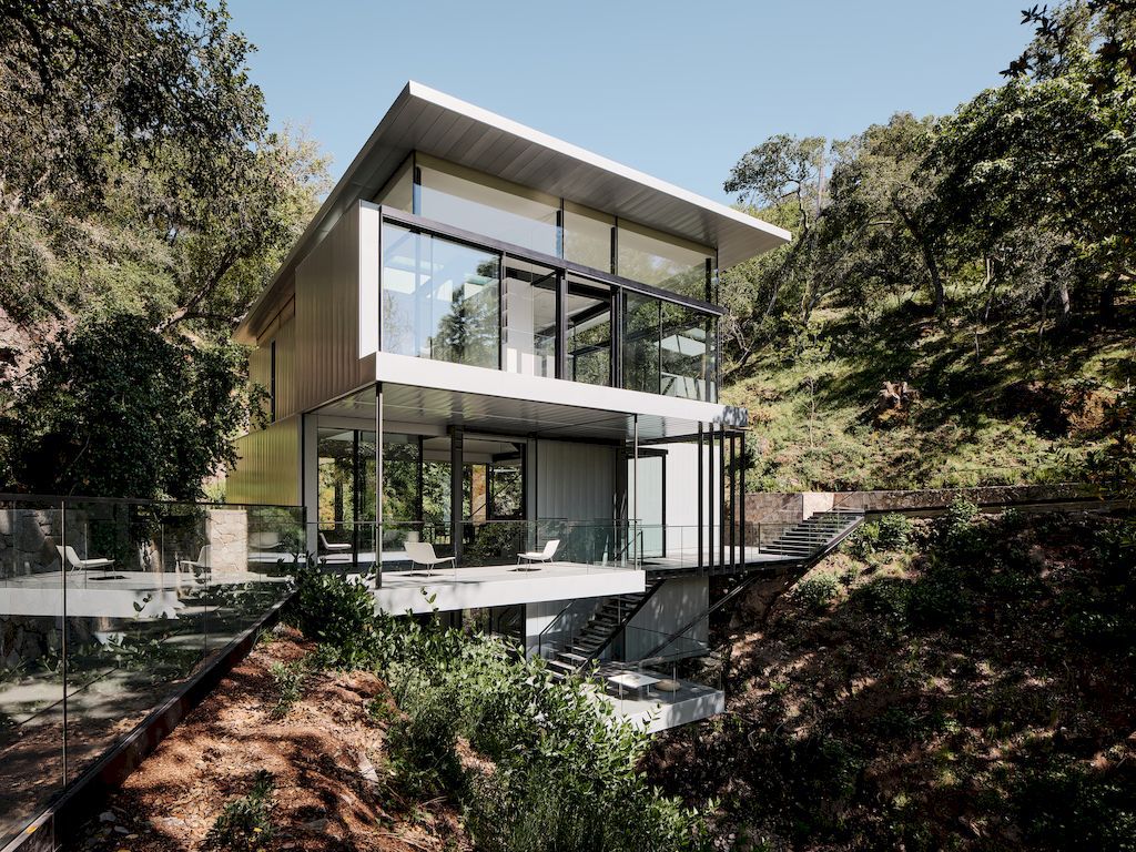 Suspension house with classic modern aesthetic by Fougeron Architecture 12