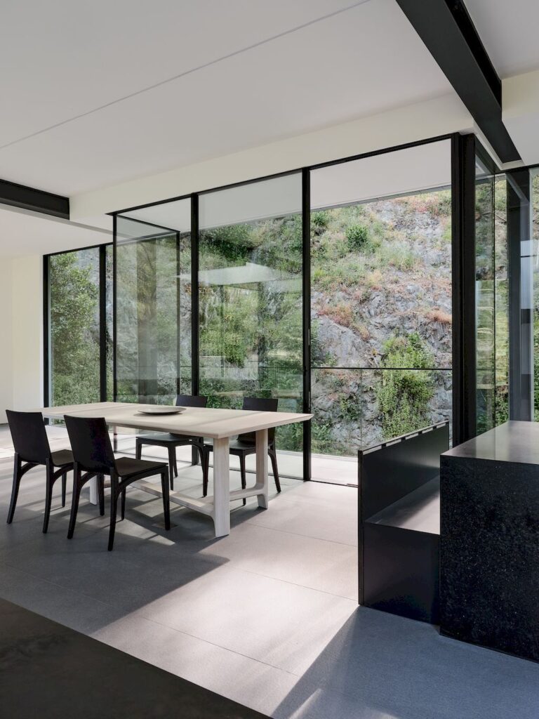 Suspension house with classic modern aesthetic by Fougeron Architecture 16