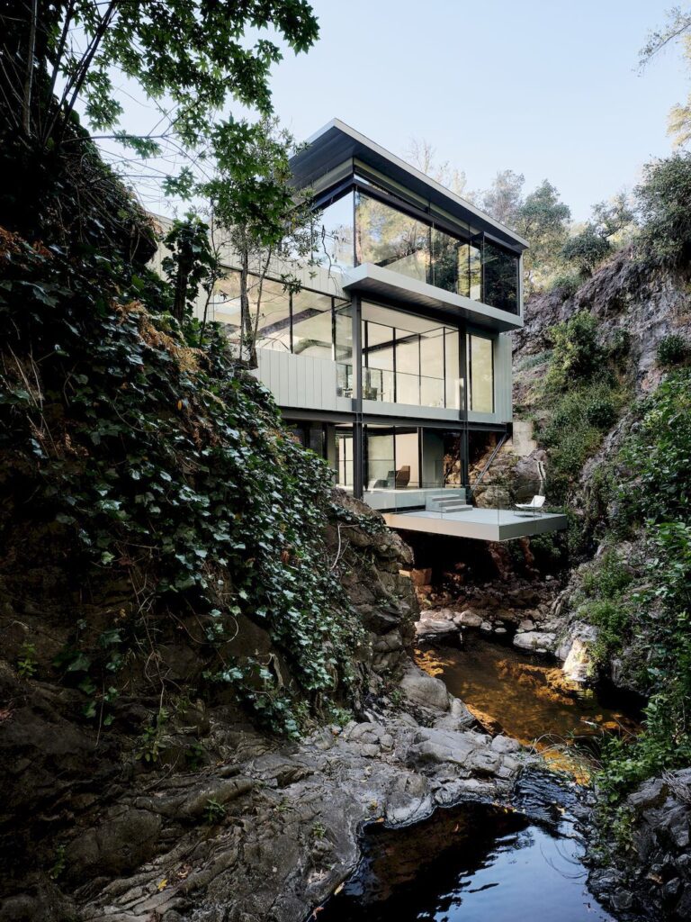 Suspension house with classic modern aesthetic by Fougeron Architecture 18
