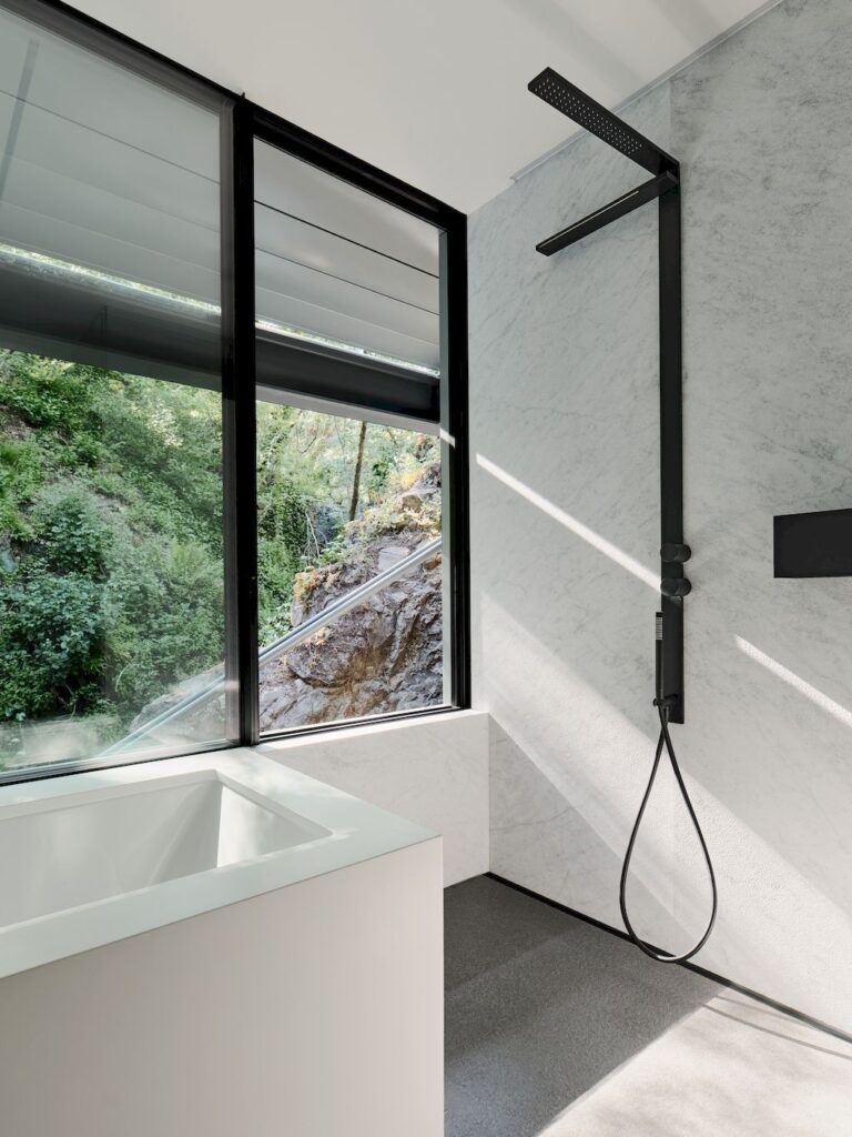 Suspension house with classic modern aesthetic by Fougeron Architecture 20