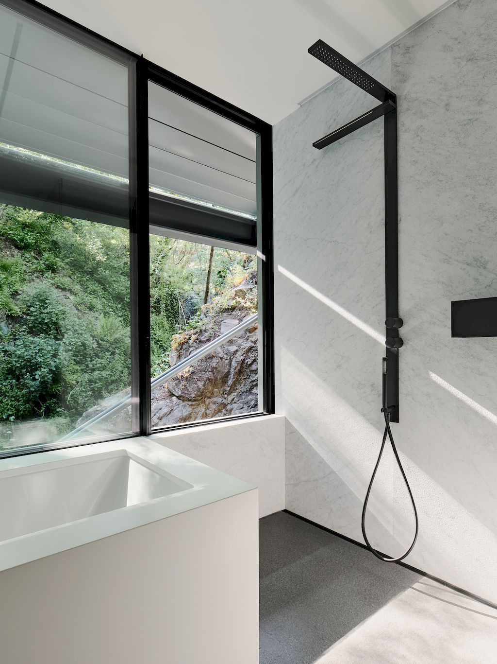 Suspension house with classic modern aesthetic by Fougeron Architecture 20