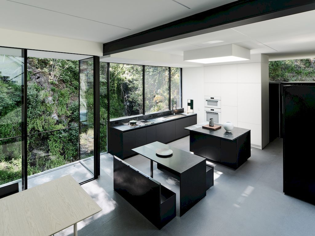 Suspension house with classic modern aesthetic by Fougeron Architecture 22
