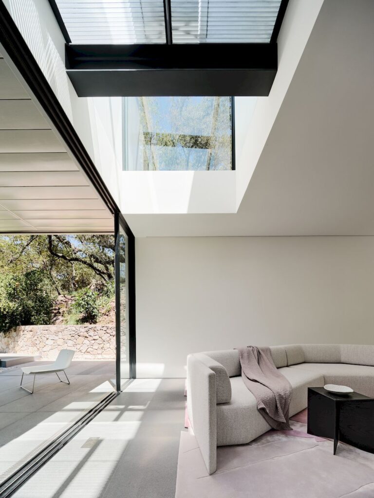 Suspension house with classic modern aesthetic by Fougeron Architecture 26