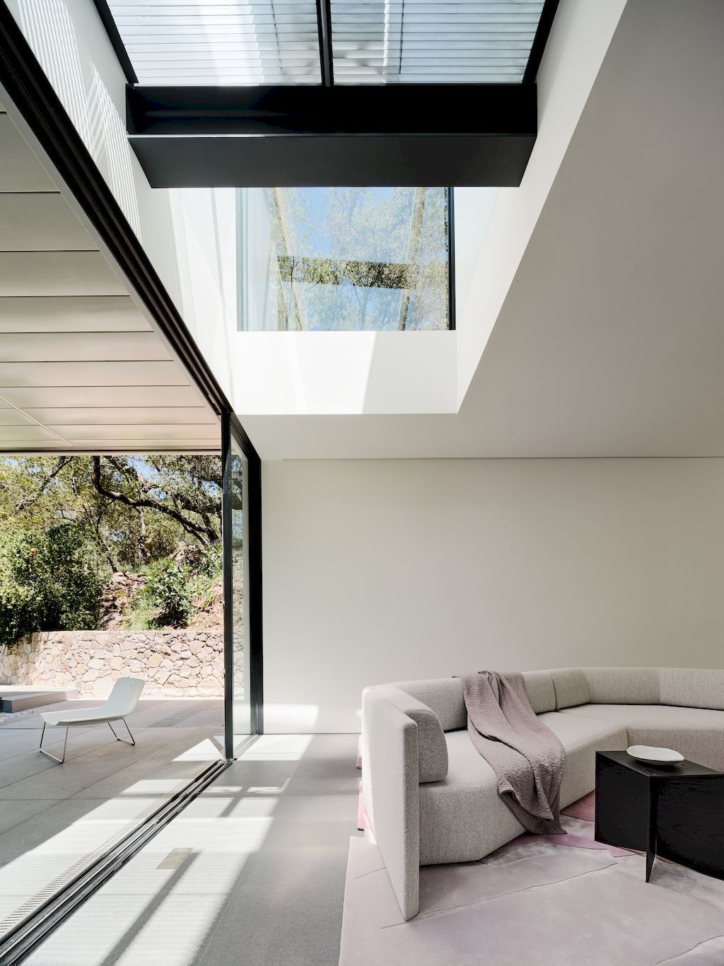 Suspension house with classic modern aesthetic by Fougeron Architecture 26