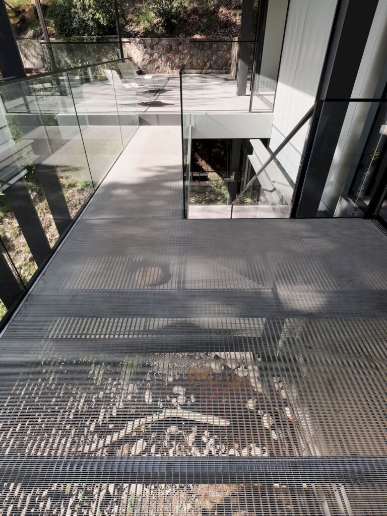 Suspension house with classic modern aesthetic by Fougeron Architecture 28